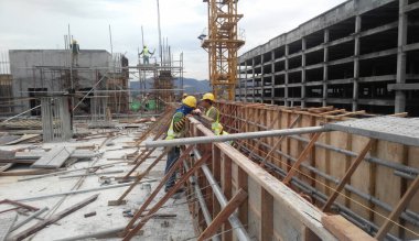 Johor, Malezya-15 Ocak 2017: ahşap formu imalatı inşaat işçileri işe Johor, Malezya inşaat sahasında. Form çalışma esas olarak kereste ve kontrplak yapıldı. 