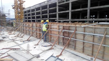 Johor, Malezya-15 Ocak 2017: ahşap formu imalatı inşaat işçileri işe Johor, Malezya inşaat sahasında. Form çalışma esas olarak kereste ve kontrplak yapıldı. 