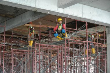 Seremban, Malezya-05 Ağustos 2016: inşaat işçileri emniyet kemeri ve yeterli güvenlik dişli Seremban, Malezya inşaat sahasında yüksek düzeyde çalışırken.
