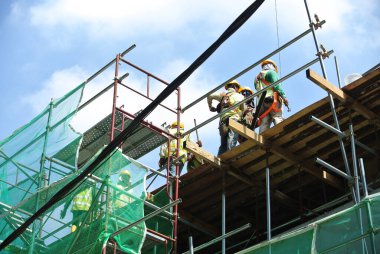 Seremban, Malezya-05 Ağustos 2016: inşaat işçileri emniyet kemeri ve yeterli güvenlik dişli Seremban, Malezya inşaat sahasında yüksek düzeyde çalışırken.