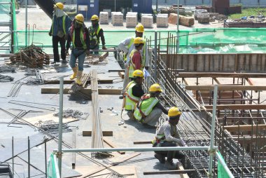 Seremban, Malezya-01 Temmuz 2016: inşaat işçileri Seremban, Malezya inşaat sahasında gündüz çalışıyor. Onlar güvenli olduklarından emin olmak için uygun güvenlik dişli giyiyorsun çalışma.  