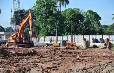 SELANGOR, MALAYSIA -APRIL 25, 2016: Excavators machine is heavy construction machine used excavate soil at the construction. Powered by long hydraulic arm with bucket. Handle by workers. 