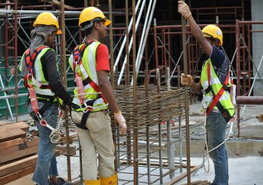 Kedah, Malezya-14 Mayıs 2016: inşaat işçileri kendi aralarında inşaat alanındaki tartışmak. 