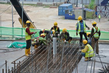 Seremban, Malezya-01 Temmuz 2016: inşaat işçileri Seremban, Malezya inşaat sahasında gündüz çalışıyor. Onlar güvenli olduklarından emin olmak için uygun güvenlik dişli giyiyorsun çalışma.  