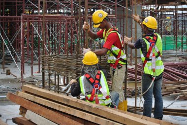 Seremban, Malezya-01 Temmuz 2016: inşaat işçileri Seremban, Malezya inşaat sahasında gündüz çalışıyor. Onlar güvenli olduklarından emin olmak için uygun güvenlik dişli giyiyorsun çalışma.  