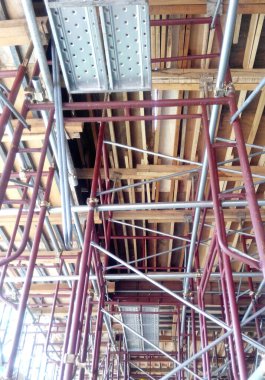 KEDAH, MALAYSIA -AUGust 05, 2016: İnşaat alanında platform, form ve yapı desteklemek için geçici yapı olarak kullanılan yapı. Ayrıca işçiler için yürüme platformu olarak kullanıldı.. 