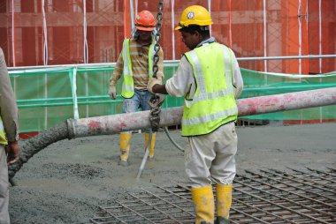 Perak, Malezya-26 Temmuz 2016: inşaat işçileri fil vinç veya beton pompa vinç hortum inşaat alanındaki kullanarak concreting işini yapıyorsunuz.