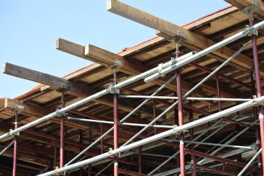 KEDAH, MALAYSIA -AUGust 05, 2016: İnşaat alanında platform, form ve yapı desteklemek için geçici yapı olarak kullanılan yapı. Ayrıca işçiler için yürüme platformu olarak kullanıldı.. 