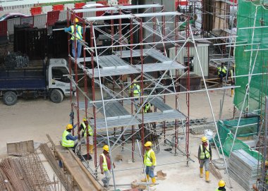 Seremban, Malezya-05 Ağustos 2016: inşaat işçileri emniyet kemeri ve yeterli güvenlik dişli Seremban, Malezya inşaat sahasında yüksek düzeyde çalışırken.