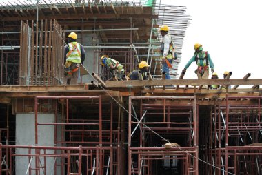 Seremban, Malezya-05 Ağustos 2016: inşaat işçileri emniyet kemeri ve yeterli güvenlik dişli Seremban, Malezya inşaat sahasında yüksek düzeyde çalışırken.