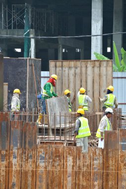 Seremban, Malezya-05 Ağustos 2016: inşaat işçileri emniyet kemeri ve yeterli güvenlik dişli Seremban, Malezya inşaat sahasında yüksek düzeyde çalışırken.