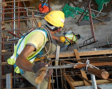Seremban, Malezya-05 Ağustos 2016: inşaat işçileri emniyet kemeri ve yeterli güvenlik dişli Seremban, Malezya inşaat sahasında yüksek düzeyde çalışırken.