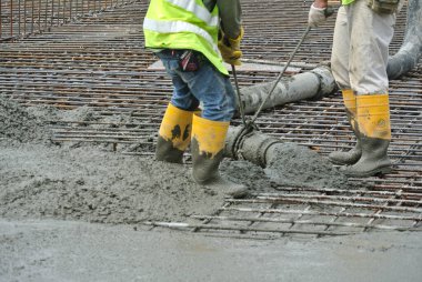 Perak, Malezya-27 Ağustos 2016: inşaat işçileri fil vinç veya beton pompası hortumu kullanarak ıslak beton dökme vinç inşaat alanındaki.