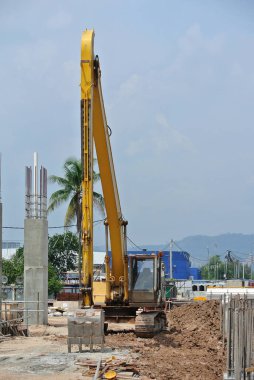 SELANGOR, MALAYSIA -APRIL 25, 2016: Excavators machine is heavy construction machine used excavate soil at the construction. Powered by long hydraulic arm with bucket. Handle by workers. 