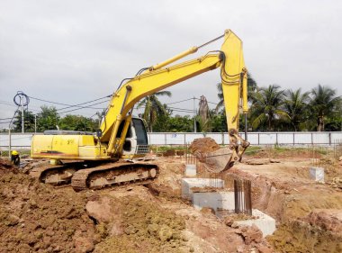 SELANGOR, MALAYSIA -APRIL 25, 2016: Excavators machine is heavy construction machine used excavate soil at the construction. Powered by long hydraulic arm with bucket. Handle by workers. 