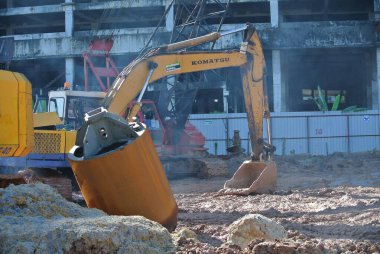 SELANGOR, MALAYSIA -APRIL 25, 2016: Excavators machine is heavy construction machine used excavate soil at the construction. Powered by long hydraulic arm with bucket. Handle by workers. 