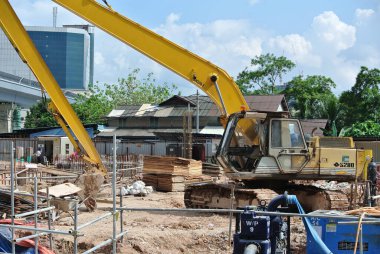 SELANGOR, MALAYSIA -APRIL 25, 2016: Excavators machine is heavy construction machine used excavate soil at the construction. Powered by long hydraulic arm with bucket. Handle by workers. 