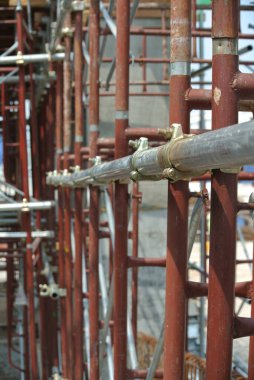 SELANGOR, MALAYSIA - 10 Temmuz 2016: İnşaat alanında yapı iskelesi bağlantısı detayı. Bağlayıcı iskeleyi ya da emniyet borusunu birbirine bağlar ya da bağlar. 