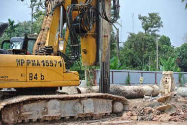 Malacca, Malezya-Mart 12, 2016: Melaka, Malezya İnşaat alanında kazık Rig makine delik. Makine temel iş oluşturmak için kazık tahrik için kullanılan.