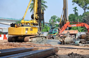 Malacca, Malezya-Mart 12, 2016: Melaka, Malezya İnşaat alanında kazık Rig makine delik. Makine temel iş oluşturmak için kazık tahrik için kullanılan.