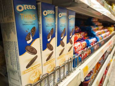 MELAKA, MALAYSIA -HAZİRAN 6, 2022: Satılık Oreo marka çikolatanın çeşitli türlerine odaklanmış. Türüne, kategorisine ve fiyatına göre ayrılmış.