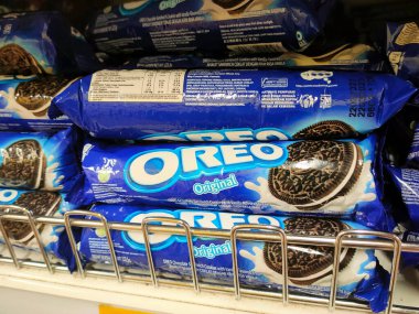 MELAKA, MALAYSIA -HAZİRAN 6, 2022: Satılık Oreo marka çikolatanın çeşitli türlerine odaklanmış. Türüne, kategorisine ve fiyatına göre ayrılmış.