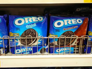 MELAKA, MALAYSIA -HAZİRAN 6, 2022: Satılık Oreo marka çikolatanın çeşitli türlerine odaklanmış. Türüne, kategorisine ve fiyatına göre ayrılmış.