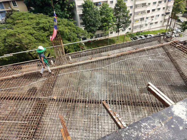 Melaka Malaysia July 2022 建筑工人正在为楼板制造钢筋 各种尺寸的钢筋是根据工程师的设计布置和捆扎的 — 图库照片