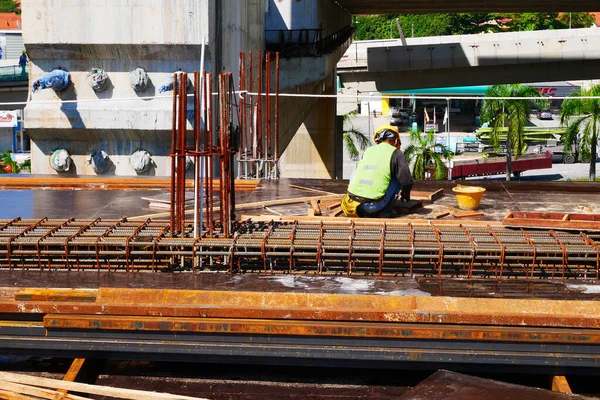 Melaka Malaysia Juli 2022 Bauarbeiter Fertigen Stahlbewehrungsstangen Für Bodenplatten Rebar — Stockfoto