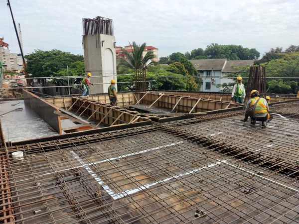 Melaka Malaysia July 2022 建筑工人正在为楼板制造钢筋 各种尺寸的钢筋是根据工程师的设计布置和捆扎的 — 图库照片