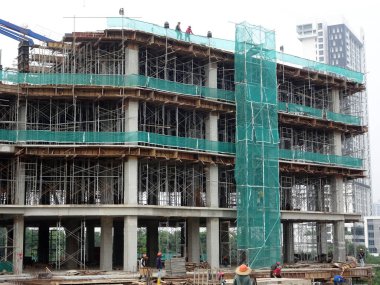 JOHOR, MALAYSIA -6 Haziran 2022: Metal yapı, inşaat alanındaki çalışmaları destekleyen geçici bir yapı olarak kullanılır. Aynı zamanda bina dışında yükseklikte çalışmak için de bir yapı olarak kullanılır..