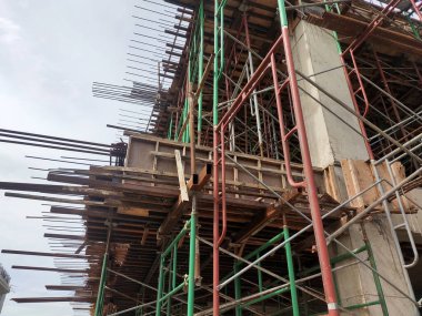 JOHOR, MALAYSIA -6 Haziran 2022: Metal yapı, inşaat alanındaki çalışmaları destekleyen geçici bir yapı olarak kullanılır. Aynı zamanda bina dışında yükseklikte çalışmak için de bir yapı olarak kullanılır..