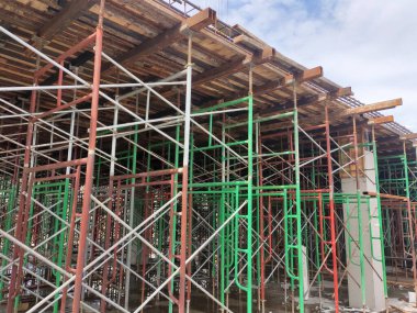 JOHOR, MALAYSIA -6 Haziran 2022: Metal yapı, inşaat alanındaki çalışmaları destekleyen geçici bir yapı olarak kullanılır. Aynı zamanda bina dışında yükseklikte çalışmak için de bir yapı olarak kullanılır..