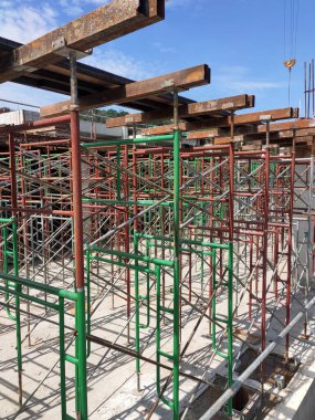 JOHOR, MALAYSIA -6 Haziran 2022: Metal yapı, inşaat alanındaki çalışmaları destekleyen geçici bir yapı olarak kullanılır. Aynı zamanda bina dışında yükseklikte çalışmak için de bir yapı olarak kullanılır..