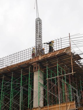 JOHOR, MALAYSIA -6 Haziran 2022: Metal yapı, inşaat alanındaki çalışmaları destekleyen geçici bir yapı olarak kullanılır. Aynı zamanda bina dışında yükseklikte çalışmak için de bir yapı olarak kullanılır..