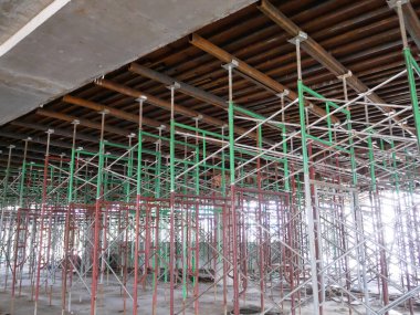 JOHOR, MALAYSIA -6 Haziran 2022: Metal yapı, inşaat alanındaki çalışmaları destekleyen geçici bir yapı olarak kullanılır. Aynı zamanda bina dışında yükseklikte çalışmak için de bir yapı olarak kullanılır..