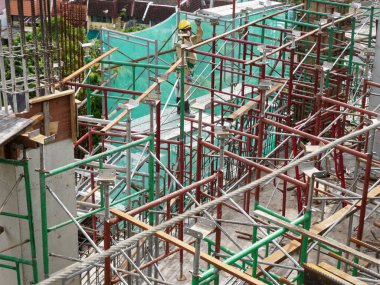 JOHOR, MALAYSIA -6 Haziran 2022: Metal yapı, inşaat alanındaki çalışmaları destekleyen geçici bir yapı olarak kullanılır. Aynı zamanda bina dışında yükseklikte çalışmak için de bir yapı olarak kullanılır..