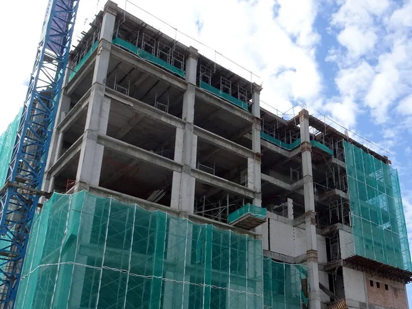 Johor Malaysia 2022年6月6日 工事現場を支える仮設構造物として金属製の足場を採用 建物の外の高さで働くための構造物としても用いられる — ストック写真
