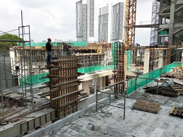 Melaka Malaysia Června 2022 Stavební Dělníci Pracují Výšce Používají Bezpečnostní — Stock fotografie