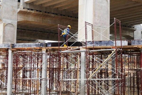 Melaka Malaysia Ιουνιου 2022 Εργάτες Οικοδομών Εργάζονται Ύψος Και Φορούν — Φωτογραφία Αρχείου