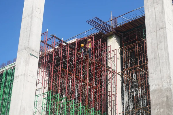 Melaka Malaysia Juni 2022 Bauarbeiter Arbeiten Der Höhe Und Tragen — Stockfoto