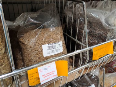 JOHOR, MALAYSIA -AĞUSTOS 6, 2022: Farklı baharatlar paketlenir, etiketlenir ve satışa sunulur. Müşteriler için her paketin bir fiyatı vardır..