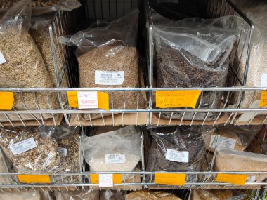 JOHOR, MALAYSIA -AĞUSTOS 6, 2022: Farklı baharatlar paketlenir, etiketlenir ve satışa sunulur. Müşteriler için her paketin bir fiyatı vardır..