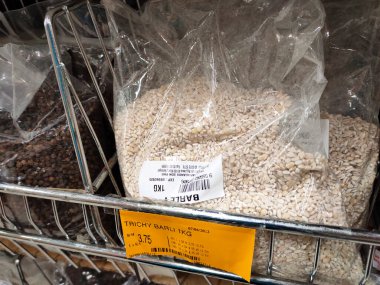 JOHOR, MALAYSIA -AĞUSTOS 6, 2022: Farklı baharatlar paketlenir, etiketlenir ve satışa sunulur. Müşteriler için her paketin bir fiyatı vardır..