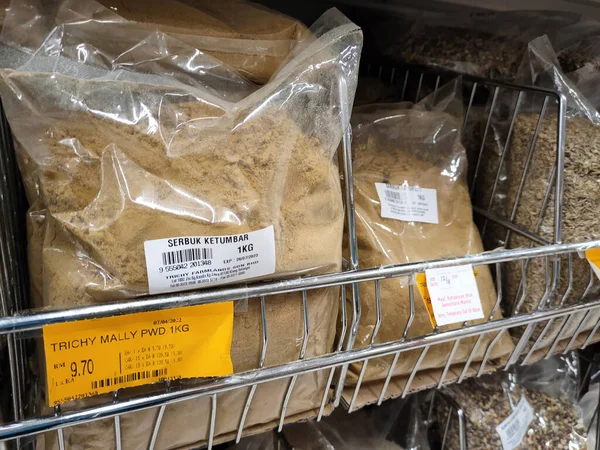 JOHOR, MALAYSIA -AĞUSTOS 6, 2022: Farklı baharatlar paketlenir, etiketlenir ve satışa sunulur. Müşteriler için her paketin bir fiyatı vardır..