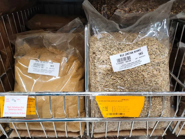 JOHOR, MALAYSIA -AĞUSTOS 6, 2022: Farklı baharatlar paketlenir, etiketlenir ve satışa sunulur. Müşteriler için her paketin bir fiyatı vardır..