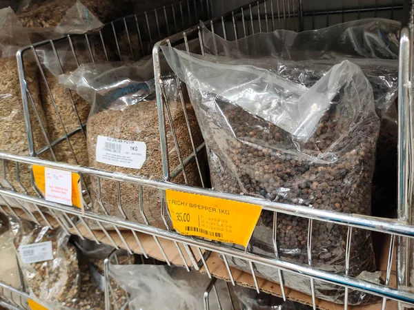 JOHOR, MALAYSIA -AĞUSTOS 6, 2022: Farklı baharatlar paketlenir, etiketlenir ve satışa sunulur. Müşteriler için her paketin bir fiyatı vardır..