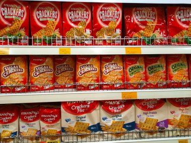 MELAKA, MALAYSIA - 5 Temmuz 2022: Krakerler markalı ticari paketlerde satıldı ve satışa sunuldu. Çikolata aromalı krakerler var. Hepsinin bir fiyatı var.. 