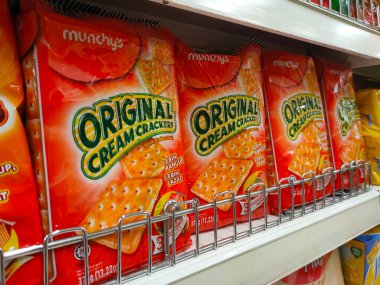 MELAKA, MALAYSIA - 5 Temmuz 2022: Krakerler markalı ticari paketlerde satıldı ve satışa sunuldu. Çikolata aromalı krakerler var. Hepsinin bir fiyatı var.. 