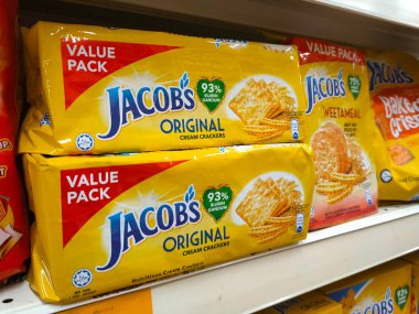 MELAKA, MALAYSIA - 5 Temmuz 2022: Krakerler markalı ticari paketlerde satıldı ve satışa sunuldu. Çikolata aromalı krakerler var. Hepsinin bir fiyatı var.. 